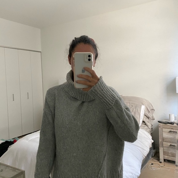 Gray turtleneck sweating with tailored stitching - Picture 2 of 11